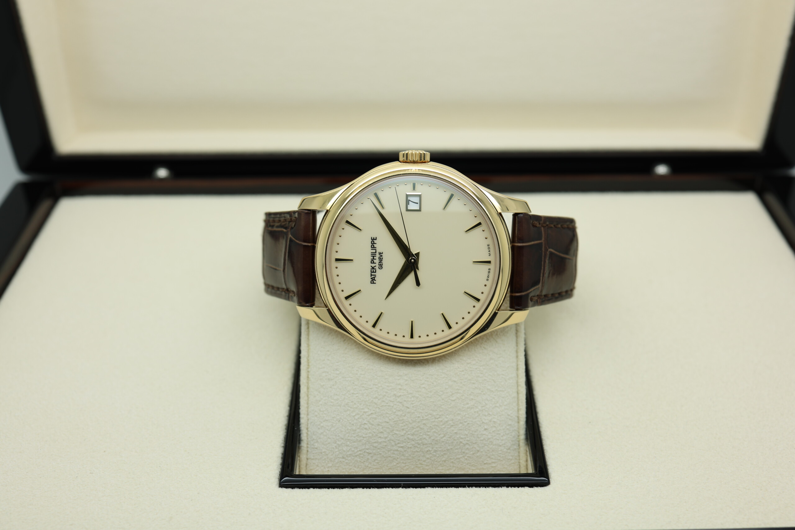 Patek Philippe Calatrava 5227J-001 2022 as new full set - Image 13