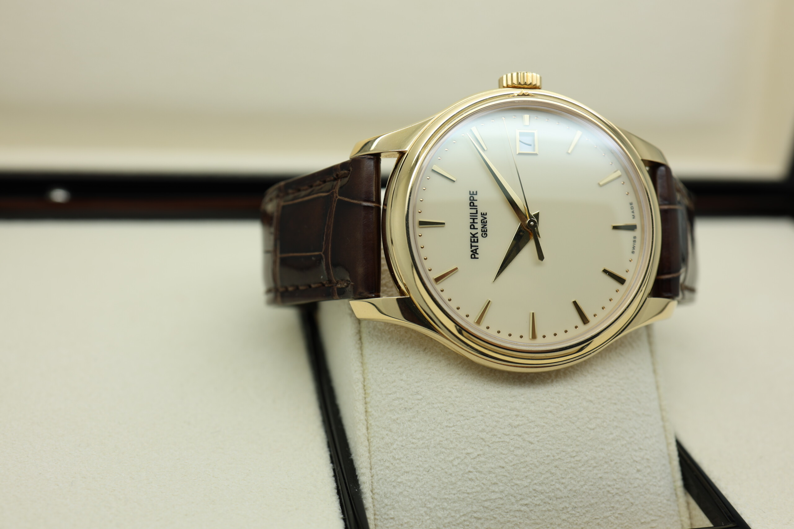 Patek Philippe Calatrava 5227J-001 2022 as new full set - Image 14