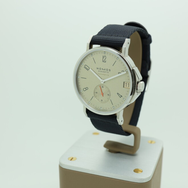 Nomos reference 527 Ahoi neomatik 38 sand